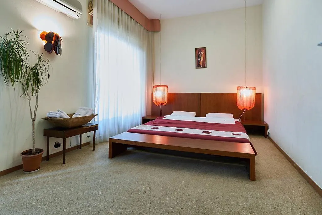 Home-Hotel Apartments On Maidan Nezalezhnosti Square Kyiv